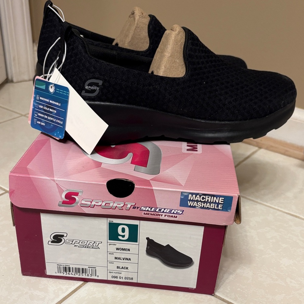 Sketchers Malvina pull on sneaker 9